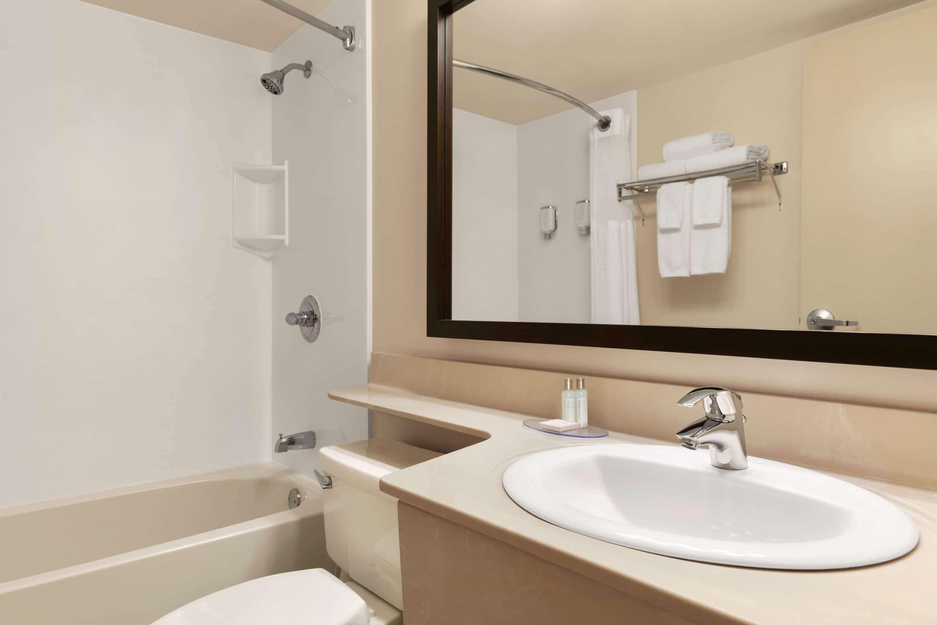 Travelodge Suites By Wyndham Монктон Экстерьер фото